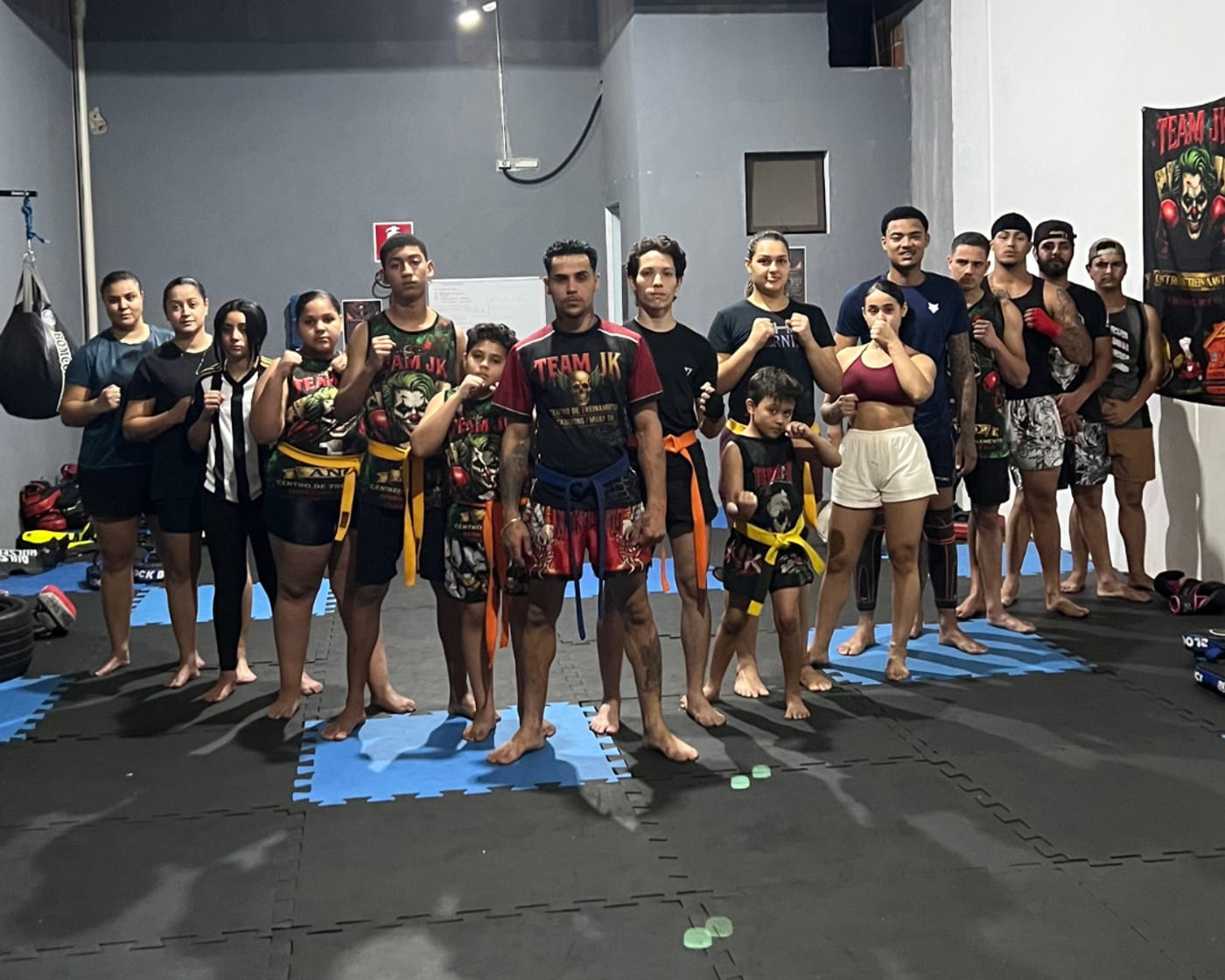 Turma do TEAM JK em guarda, alinhada no tatame
