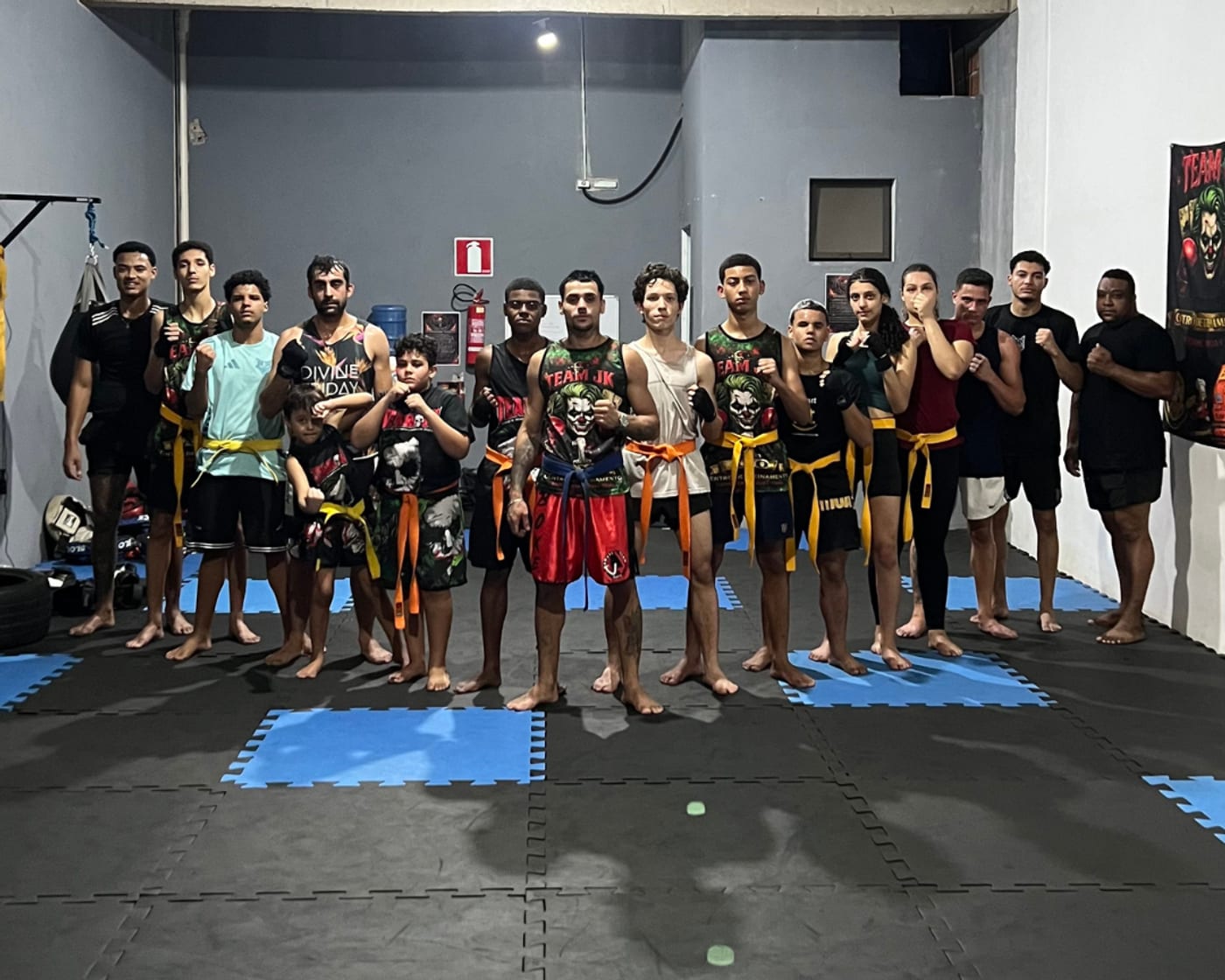 Turma do TEAM JK reunida no fim do treino