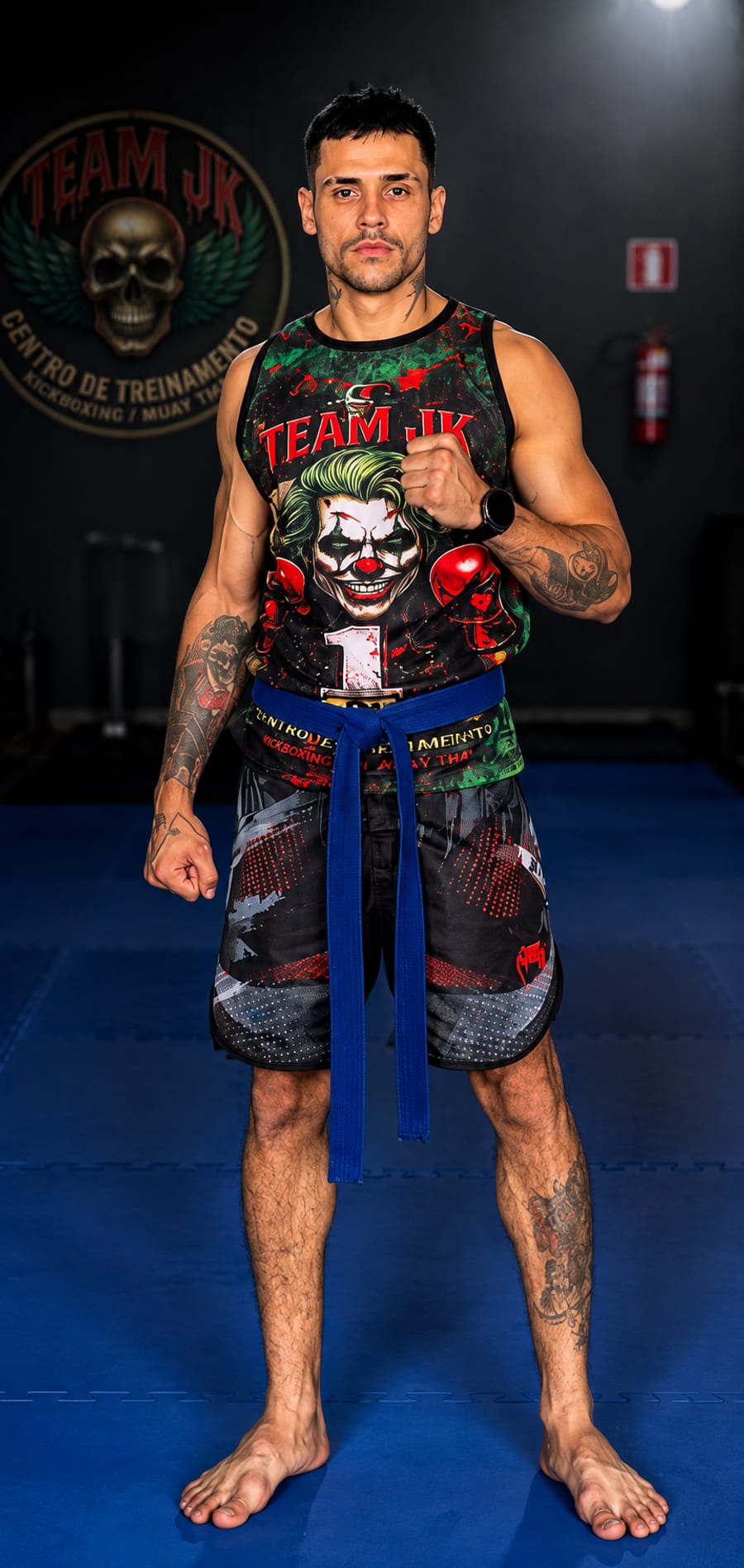 Vinicius Piedade, professor do TEAM JK, com a faixa azul de Kickboxing